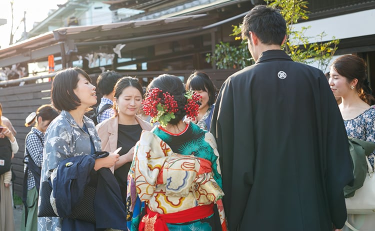 披露宴　お色直し　引き振袖