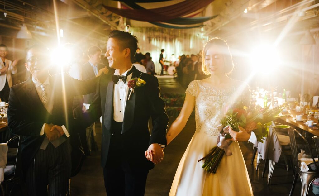結婚式】新郎の衣装はスーツ？タキシード？カラー別の実例を紹介