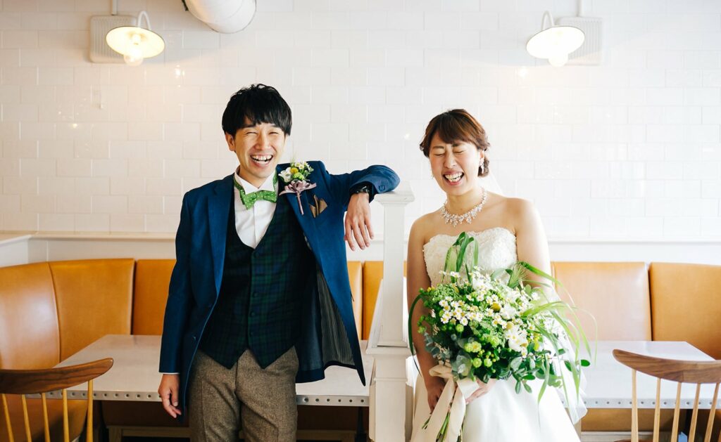 結婚式】新郎の衣装はスーツ？タキシード？カラー別の実例を紹介